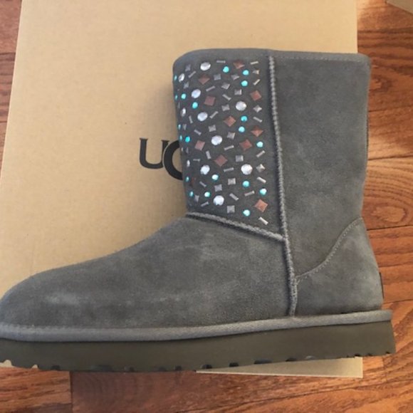 UGG short suede sheepskin stud II boot. Size: 8, 9 - Picture 5 of 15